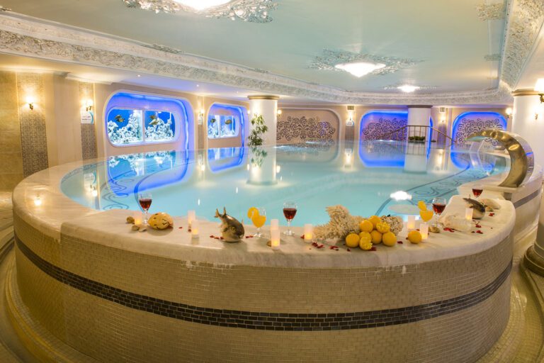استخر هتل قصر طلایی مشهد جز بهترین استخر مشهد و بهترین لیست استخرهای مشهد می باشد .
